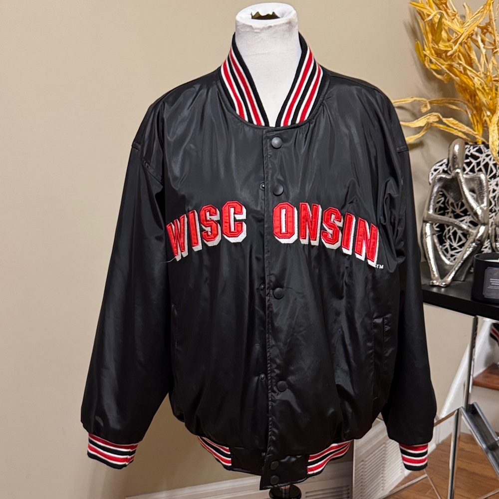 Vintage Steve & Barry's Black Wisconsin Badgers  Jacket Size L pre-owned.